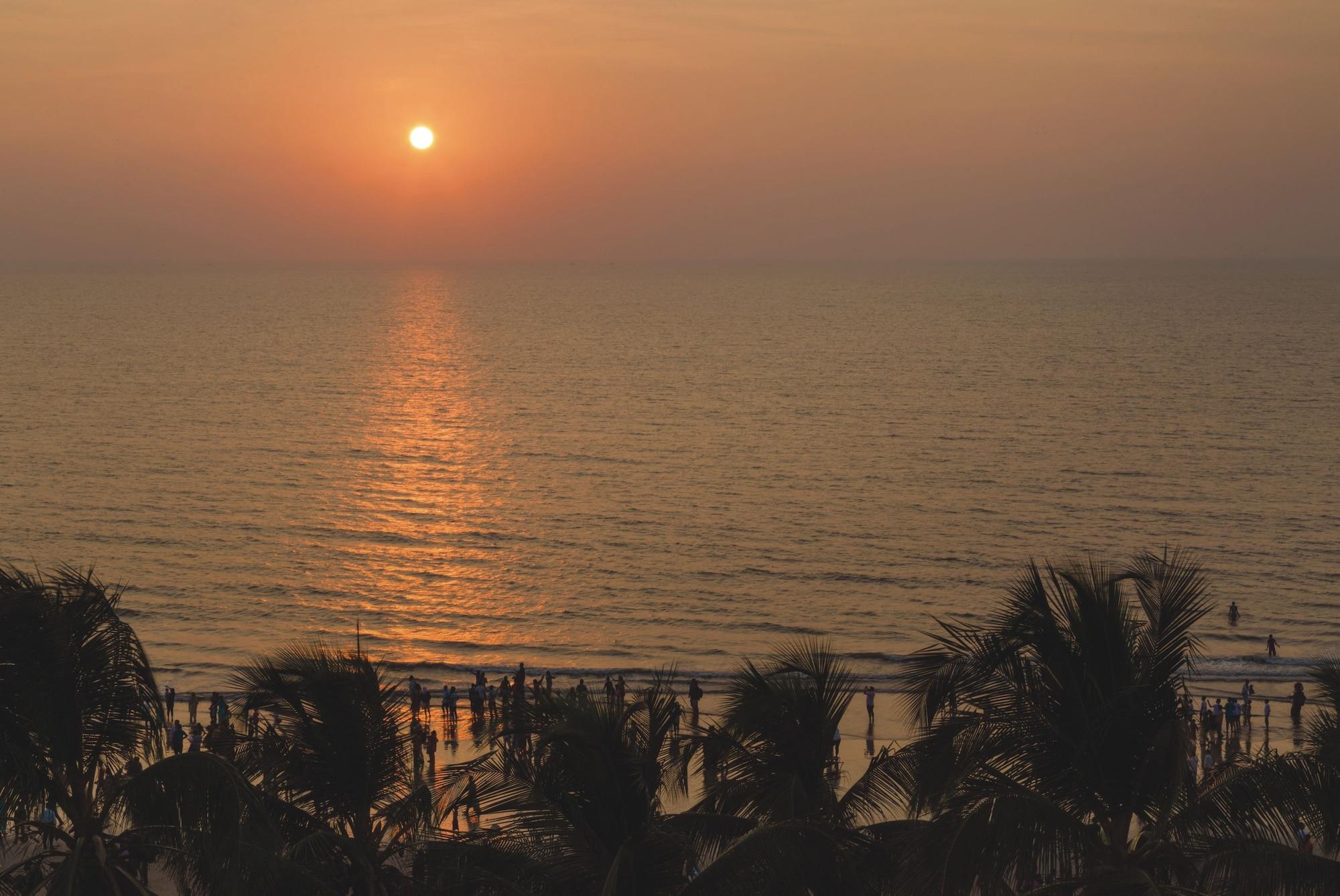 Hotel Ramada Plaza By Wyndham Palm Grove Bombaj Exteriér fotografie Sunset at Marina Beach