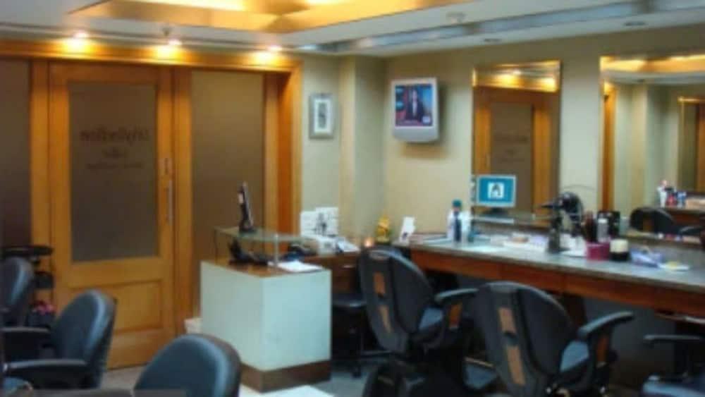 Hotel Ramada Plaza By Wyndham Palm Grove Bombaj Exteriér fotografie A dental practice in Mumbai, India