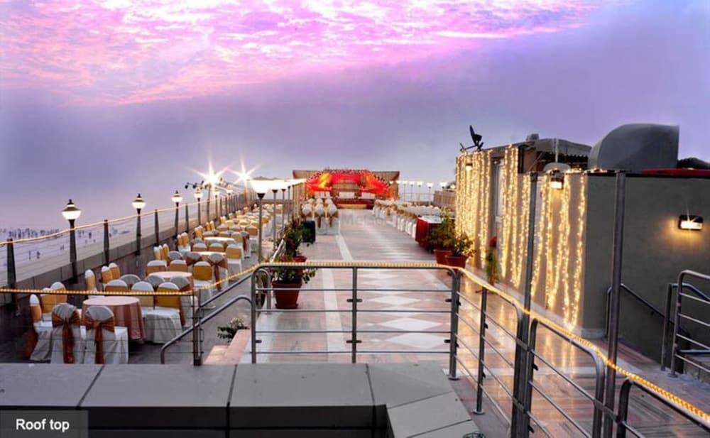 Hotel Ramada Plaza By Wyndham Palm Grove Bombaj Exteriér fotografie Rooftop of the hotel