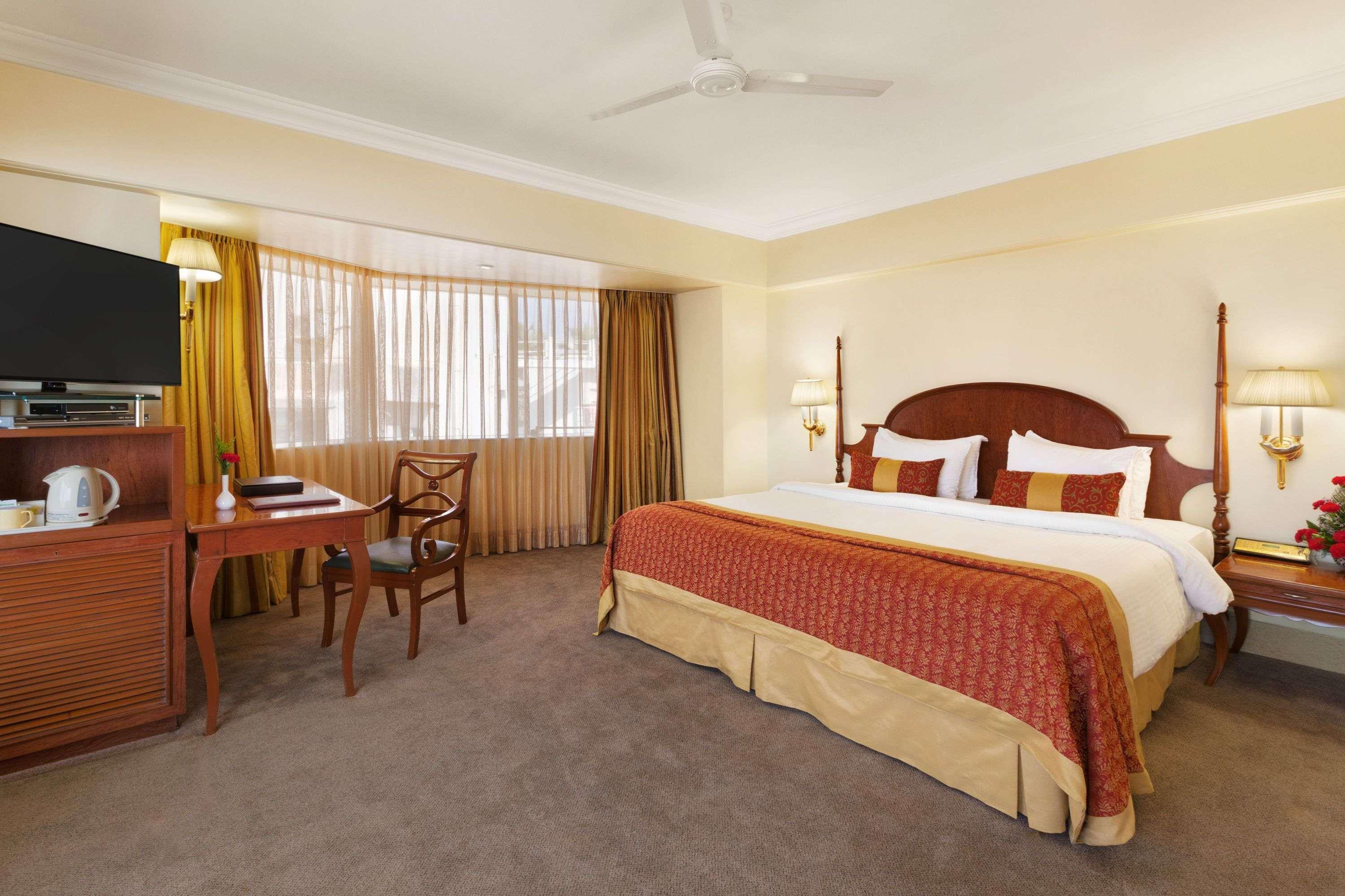 Hotel Ramada Plaza By Wyndham Palm Grove Bombaj Exteriér fotografie A room at the hotel