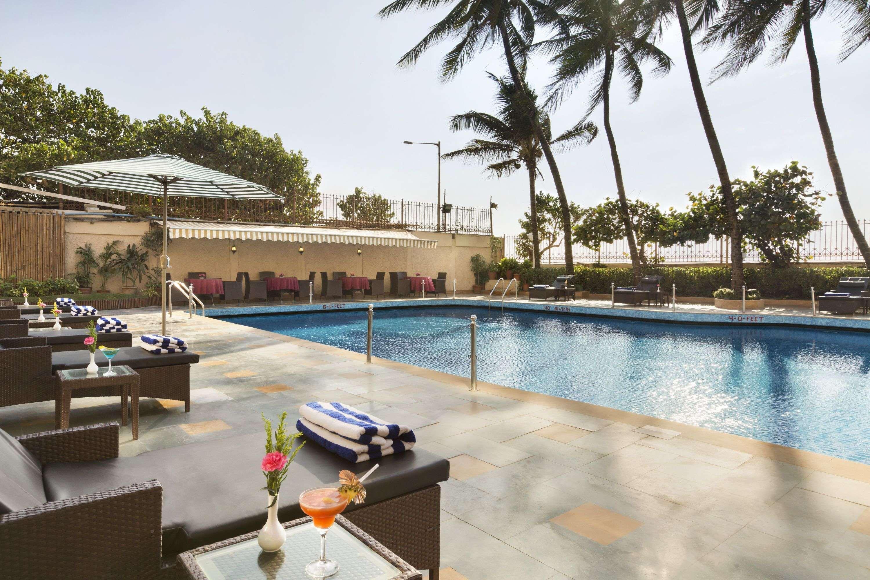 Hotel Ramada Plaza By Wyndham Palm Grove Bombaj Exteriér fotografie Pool at the Taj Mahal Palace