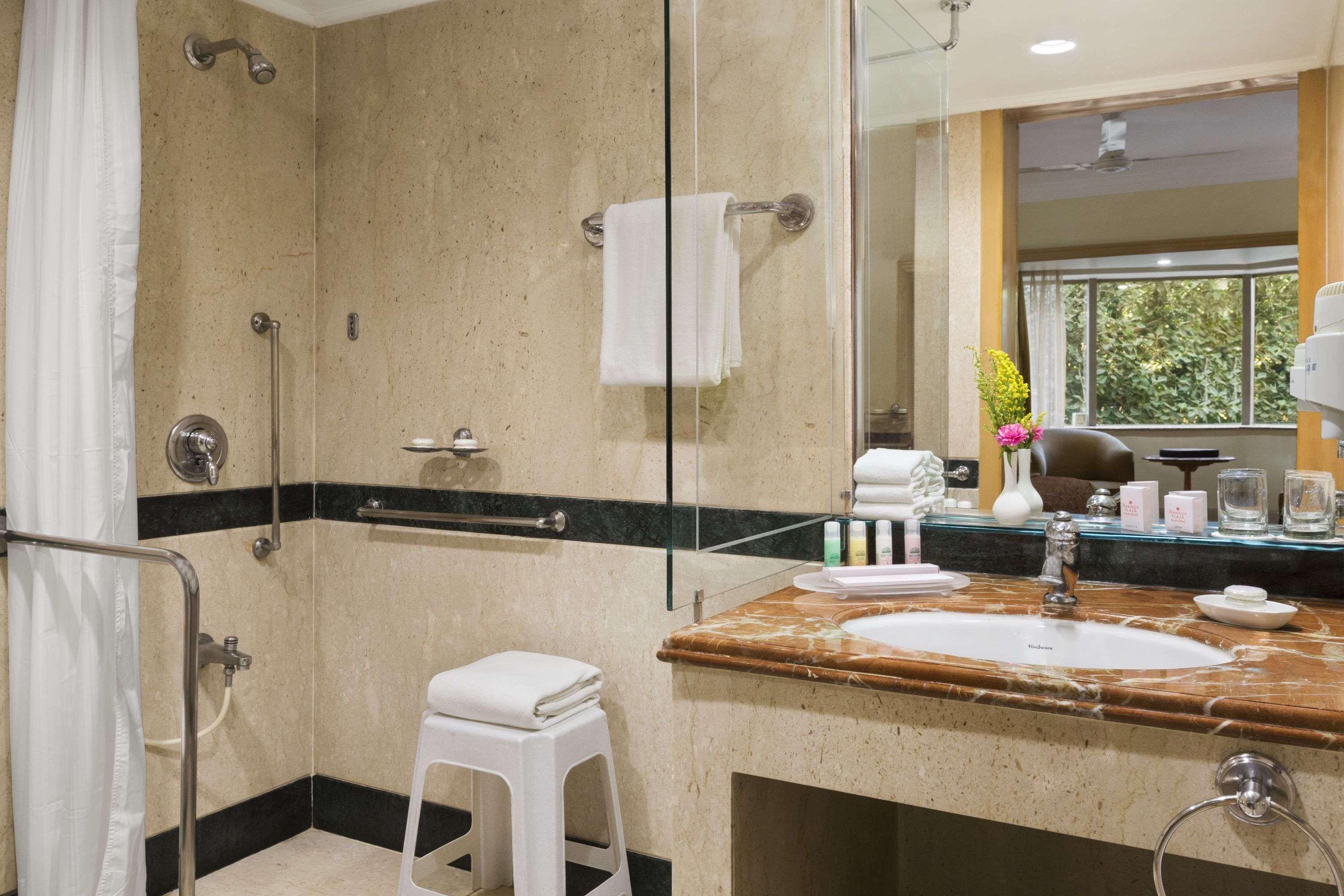 Hotel Ramada Plaza By Wyndham Palm Grove Bombaj Exteriér fotografie Bathroom