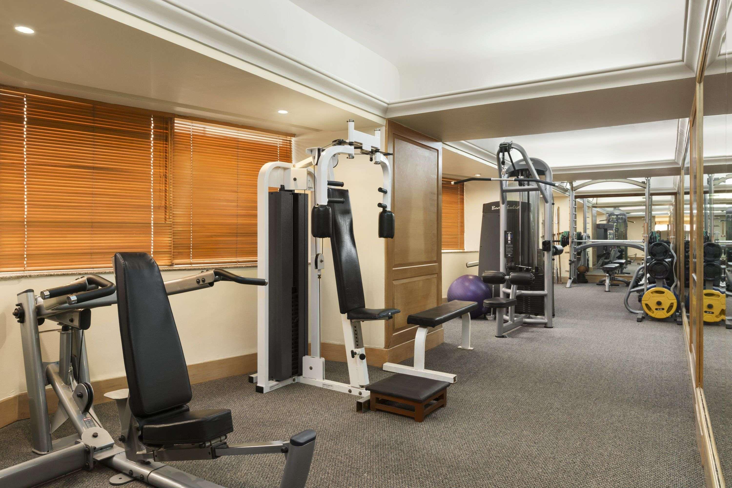 Hotel Ramada Plaza By Wyndham Palm Grove Bombaj Exteriér fotografie The gym at the hotel