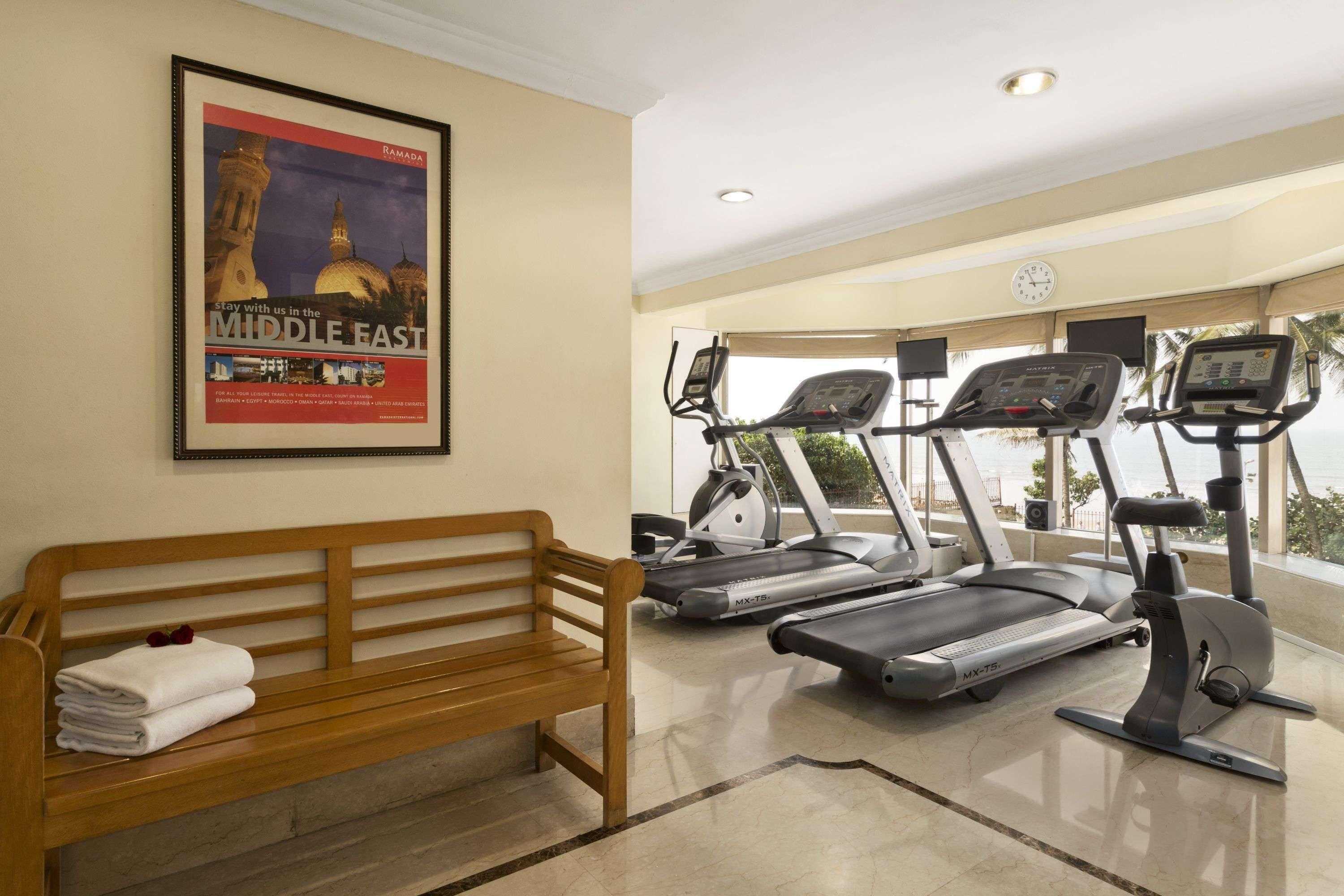 Hotel Ramada Plaza By Wyndham Palm Grove Bombaj Exteriér fotografie The gym at the hotel