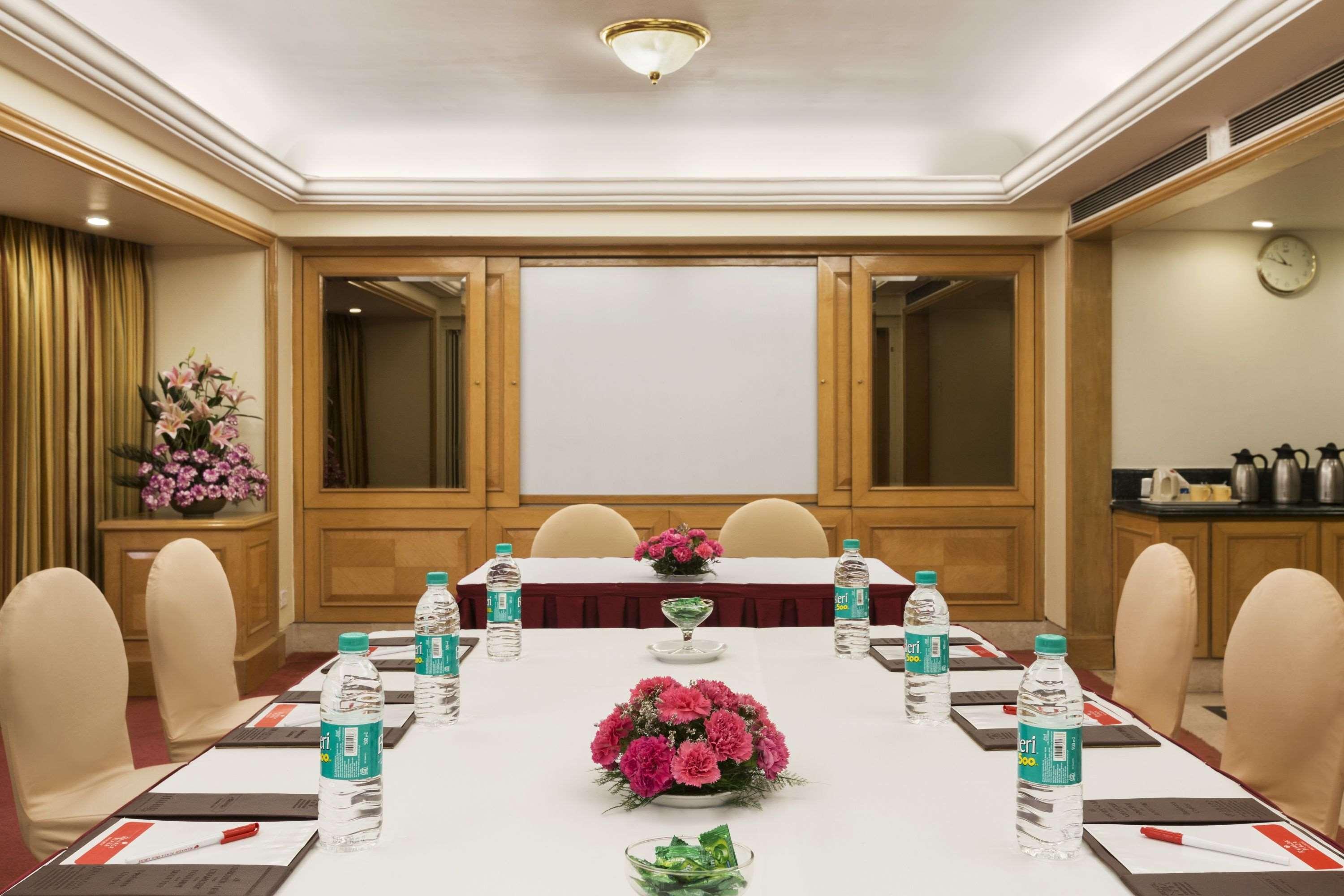 Hotel Ramada Plaza By Wyndham Palm Grove Bombaj Exteriér fotografie Boardroom at the Taj Bengal