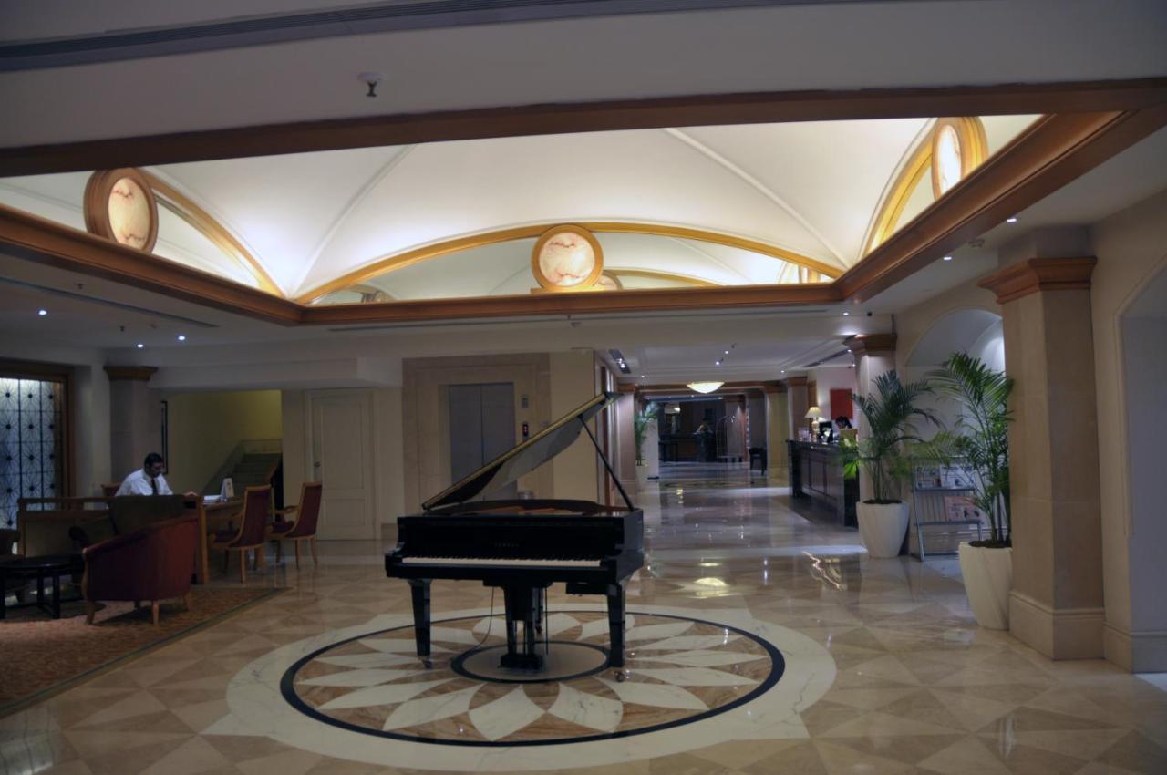Hotel Ramada Plaza By Wyndham Palm Grove Bombaj Exteriér fotografie The lobby of the hotel