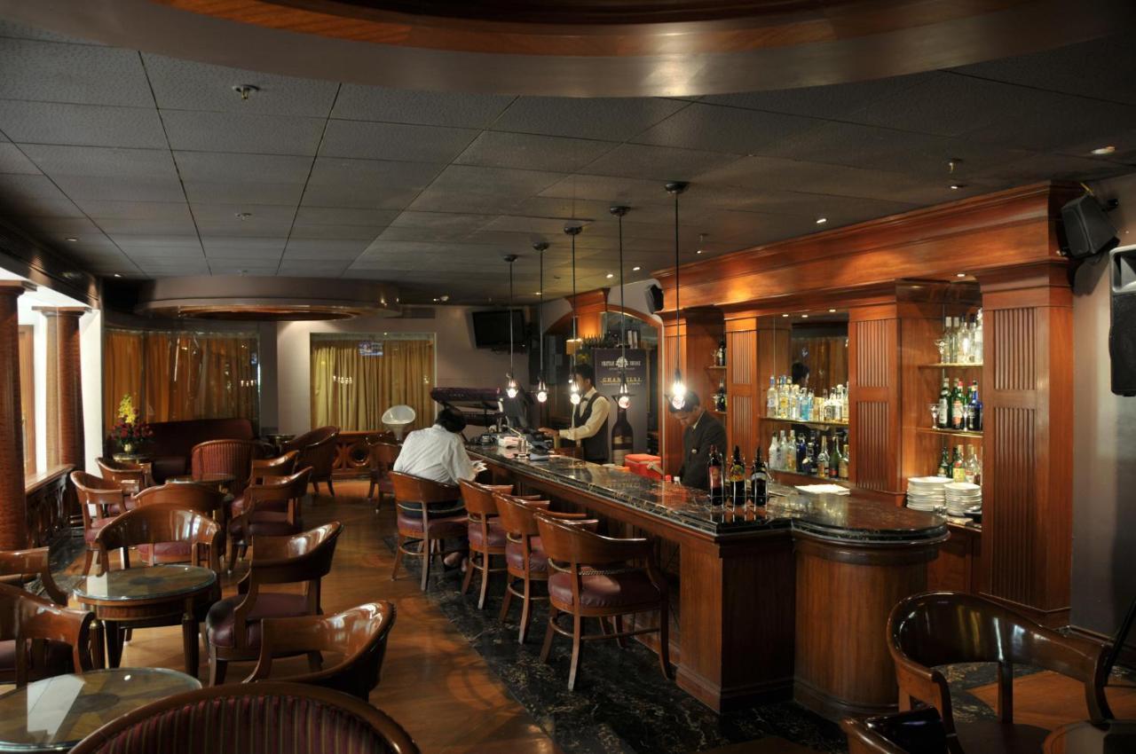 Hotel Ramada Plaza By Wyndham Palm Grove Bombaj Exteriér fotografie The bar at the 1905