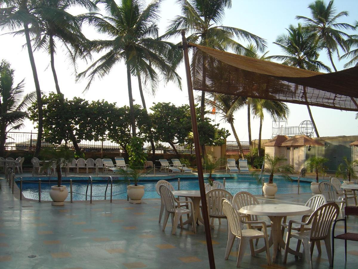 Hotel Ramada Plaza By Wyndham Palm Grove Bombaj Exteriér fotografie The pool at the hotel