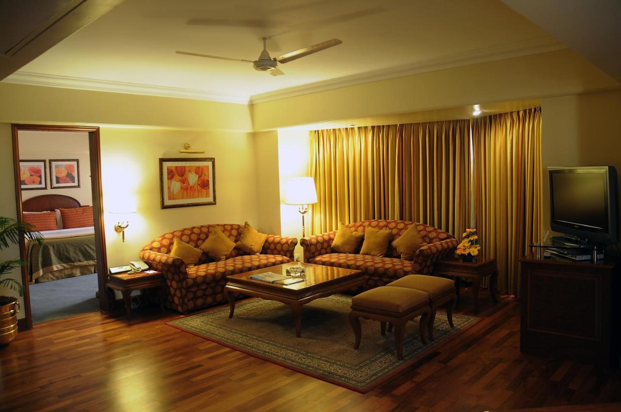 Hotel Ramada Plaza By Wyndham Palm Grove Bombaj Exteriér fotografie A living room in a suite at the Taj Mahal Palace, Mumbai