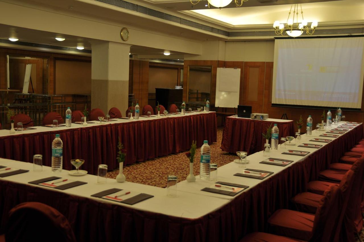 Hotel Ramada Plaza By Wyndham Palm Grove Bombaj Exteriér fotografie A meeting room at a hotel