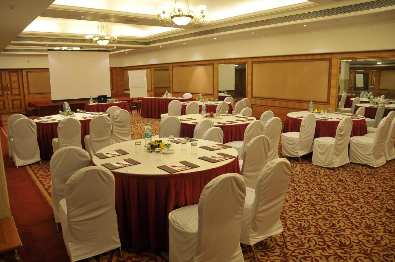 Hotel Ramada Plaza By Wyndham Palm Grove Bombaj Exteriér fotografie A meeting room at a hotel