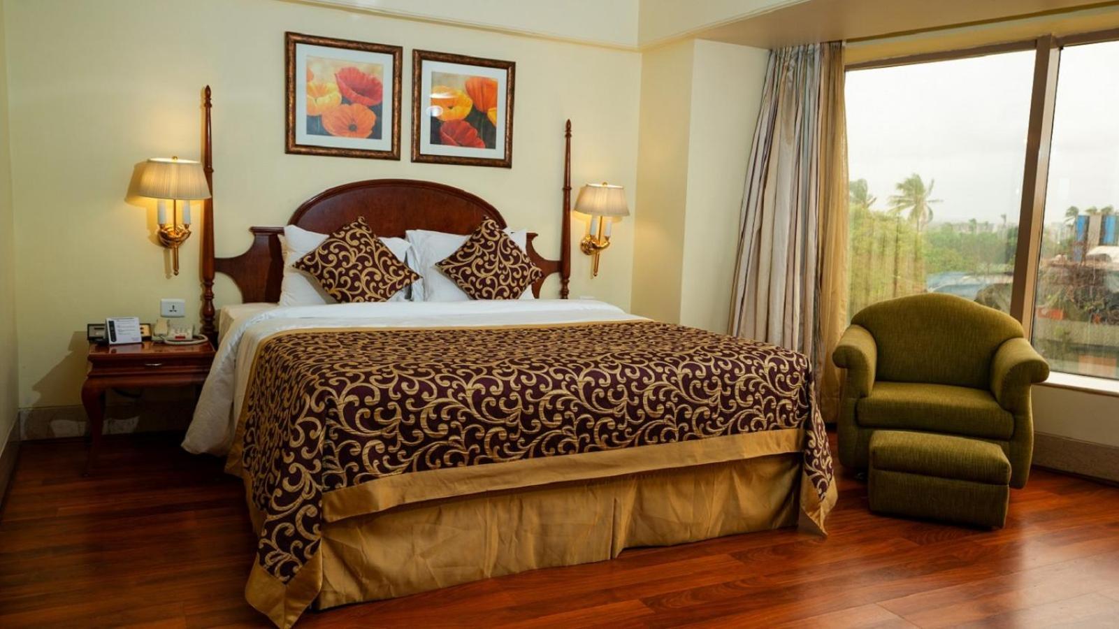 Hotel Ramada Plaza By Wyndham Palm Grove Bombaj Exteriér fotografie A bedroom at the hotel