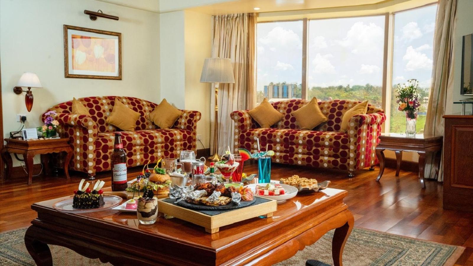 Hotel Ramada Plaza By Wyndham Palm Grove Bombaj Exteriér fotografie A living room in a suite at the Taj Bengal