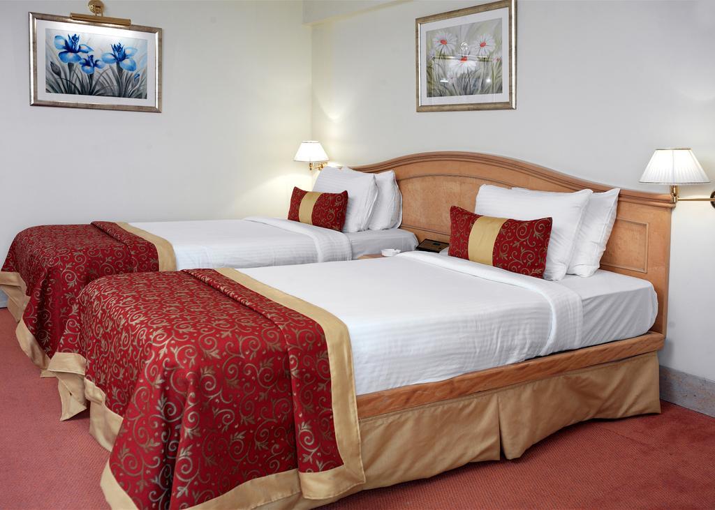 Hotel Ramada Plaza By Wyndham Palm Grove Bombaj Exteriér fotografie A guest room at the hotel