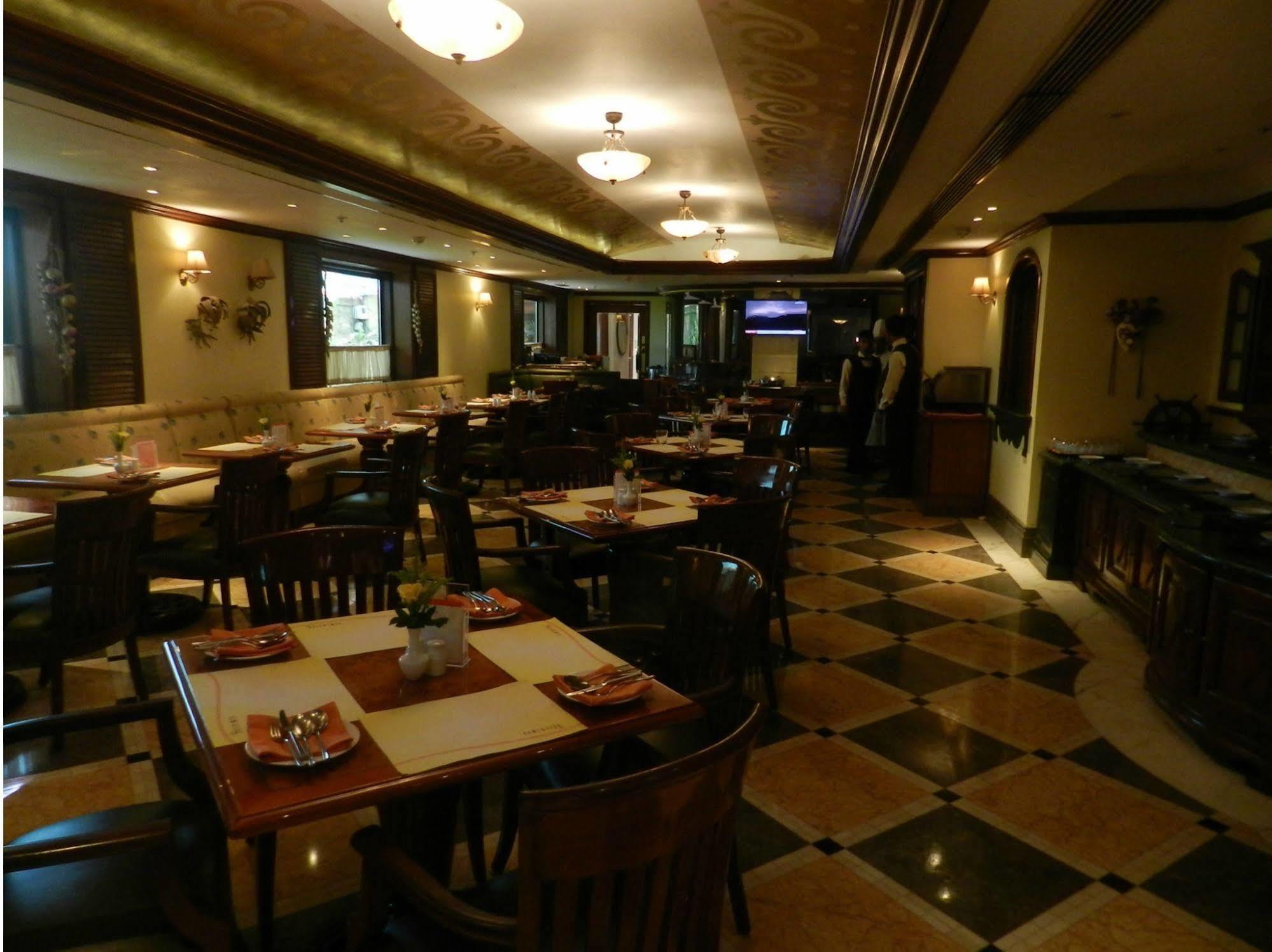 Hotel Ramada Plaza By Wyndham Palm Grove Bombaj Exteriér fotografie The interior of the restaurant